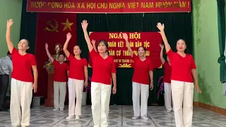 “Hành khúc người cao tuổi”-CLB DS thôn Du Ngoại biểu diễn