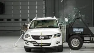 2009 Volkswagen Tiguan side IIHS crash test