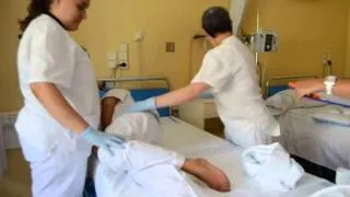 Cómo lavar y cambiar las sabanas a un paciente encamado