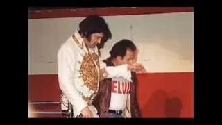 What Elvis Presley did backstage before a concert in Rapid City on June 1977.