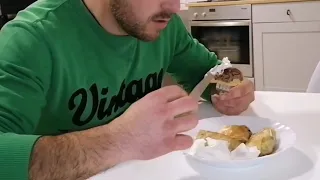 Иностранец пробует русскую еду. Странац проба руску храну. A foreigner is trying Russian food.