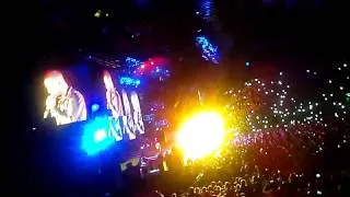 Maluma besa a fan en Argentina /Luna park