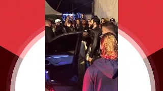 Após show, Gusttavo Lima fala com fãs que o esperavam atraz do palco. VEJA