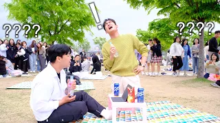 [Prank Video] While an Ordinary Person Sings on the Han River, a Real Singer Intruded [ENG CC]