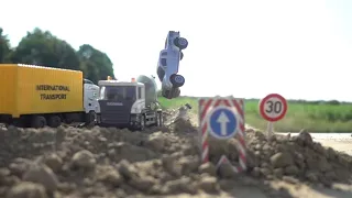 1 /64 Dynamic Diorama - Cars Truck and Police Chase - Crash Compilation Slow Motion 1000 fps  #49