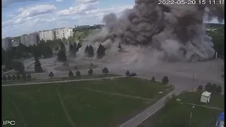 Момент удара российской ракеты по дворцу культуры в Лозовой