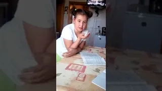 1 сентября! А вы готовы?) Смешное видео о том, как девочка решает задачу про грибы и огурцы