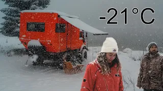 CAMPING IN SNOWSTORM AT -21 DEGREES, THE CARAVAN STUCK IN SNOW