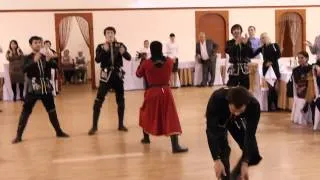 Кавказские танцы с ножами! Выступление без страховки!