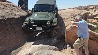 Accuair suspension Jeep gladiator JT  going down "No left turn" on Rusty Nail in Moab