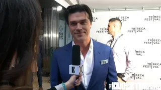 Entrevista (2023) Finn Wittrock habla de su personaje en Downtown Owl (Sub. Español)