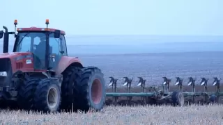 Big ploughing 2010 with twinned before and back tractor - Case IH