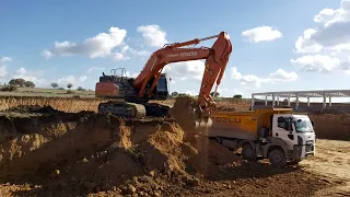 Hitachi Zaxis 350 7 Excavator Kamyonları Yüklüyor