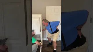 How Dads act when they Help you Move 🤦‍♂️ #shorts