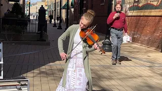 GIRL PLAYS ROMANTIC SONG ON THE STREET - A Thousand Years - Christina Perri - Street Performance
