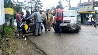 fight between a scooty and lady car driver 😱😱😱😱