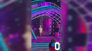 Пропутинская певица Валерия упала на сцене