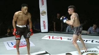 When Showboating Goes wrong !!! Brutal Headkick Knockout !!!