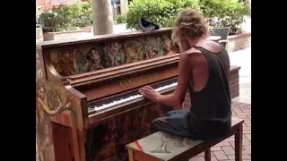 Indigente tocando un piano