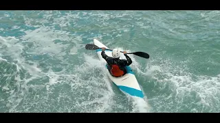 Kayak Surf en la bahia de Donostia