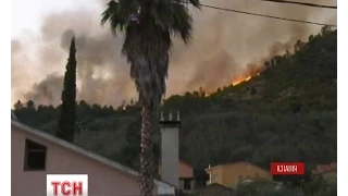 Полум'я лісових пожеж підбирається до туристичних місць на півдні Франції