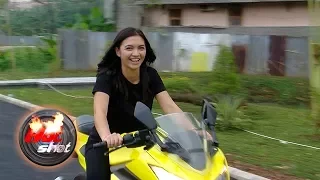 Tantangan Peran, Angela Gilsha Belajar Naik Motor Sport - Hot Shot