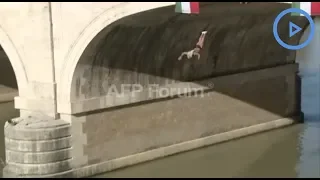 Romans greet the New Year with traditional dive into River Tiber