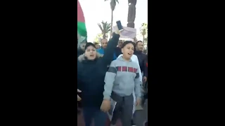 شاهد.. سكان وهران يخرجون بالآلاف لنصرة القدس.. مشاهد رائعة ومشرفة لتضامن الجزائريين مع فلسطين