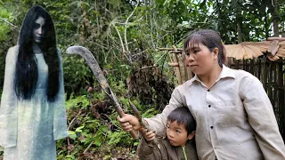 Discovered a female ghost following a single mother in the forest - Picking forest fruits to sell