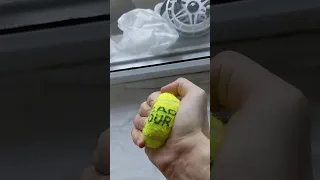 Сжатие теннисного мяча рукой
