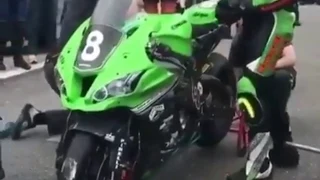 SBK PIT STOP VS WHEEL BARROW PIT STOP