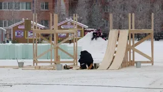 В Нягани строят ледовый городок