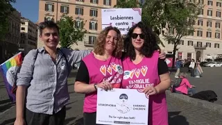 LGBTQ+: "Rivendichiamo di essere madri, nostra figlia orfana di stato"