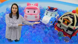Valerias Spielzeug Kindergarten. Spielspaß mit Robocars und Robot Trains. Spielzeugautos für Kinder