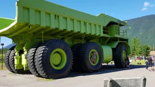 BIGGEST TRUCK IN THE WORLD! - TITAN 33-19