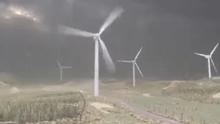 turbina eólica quebrando por causa de tempestade