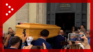 I funerali di Franco di Mare a Roma: l’ingresso del feretro nella Chiesa degli Artisti