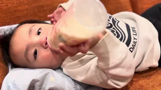 もう　自分で　ミルクをもって飲みます