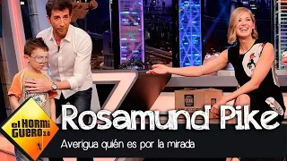 Rosamund Pike reconoce a compañeros a través de los ojos - El Hormiguero 3.0