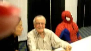 Stan Lee signs autographs