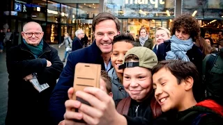 Premier Rutte haalt grap uit met kinderen