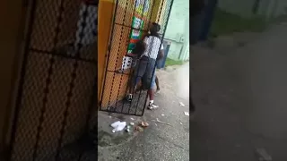 Two crackheads fighting