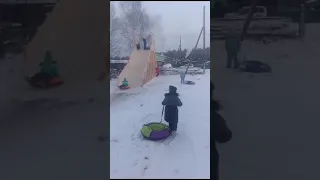 Зимняя детская горка на ул.  Дорожников г. Луза. 2023