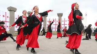 Грузия Тбилиси уличные танцы в старинном городе. Georgia Tbilisi, street dancing in an ancient city.