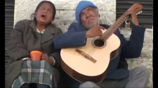 Ancianos ciegos cantando hermoso