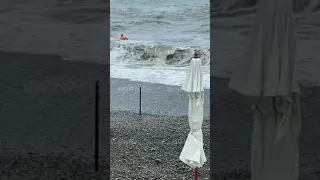 В Сочи спасатели достали из моря пьяную туристку