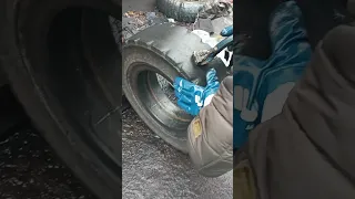 Нарезка шины на погрузчик/regrooving a forklift pneumatic tire