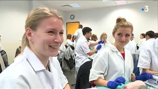 Etudiants en médecine, ils apprennent à faire de sutures au centre Simusanté du CHU d’Amiens