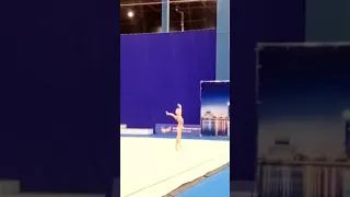 юная гимнастка художественная гимнастика