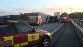 2015-12-04 Lastbil blåste omkull på E6 Ödsmålsbron